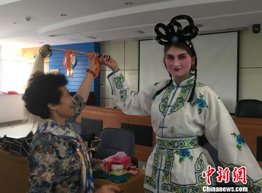 奥地利中学生在beat365唯一官网体验中国京剧　盛捷　摄